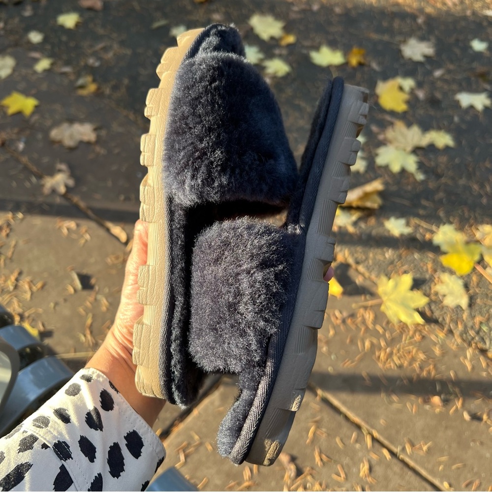UGG navy blue Fluffy Slippers size 7 slides NWOT - Picture 6 of 10